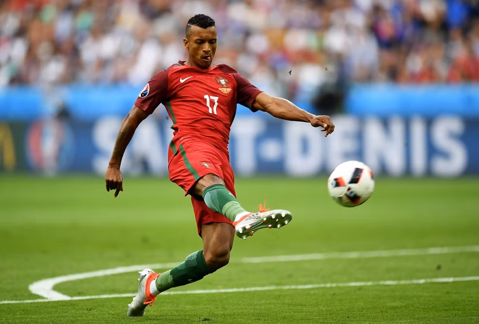 Không còn Ronaldo, Bồ Đào Nha càng chơi thiên về phòng ngự hơn. Cầu thủ vào thay người Quaresma vẫn chưa tạo ra dấu ấn và sự khác biệt nào trên hàng công. Phút 38, Nani đi bóng nhanh, vượt qua 2 cầu thủ Pháp và chuyền cho Silva nhưng sự chậm chạp của tiền vệ này đã làm lỡ nhịp pha tấn công của ĐT Bồ Đào Nha. 1 phút sau, từ quả phạt góc của Mario, Fonte bật cao đánh đầu gợi lại hình ảnh của Ronaldo nhưng bóng đi không chính xác.