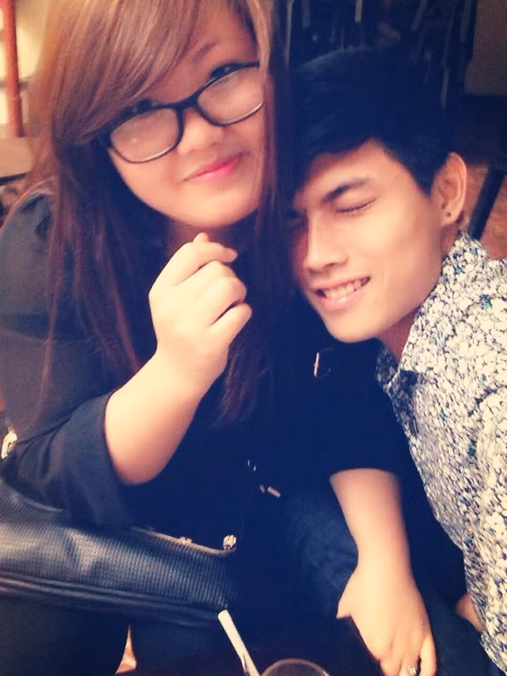 Câu chuyện tình của cặp đôi 9X chàng cò hương và cô nàng một tạ, Thanh Tùng – Thanh Mai từng gây sốt mạng xã hội một thời bởi tình yêu lãng mạn, hài hước của cặp đôi chênh lệch nhau đến 30kg. Thanh Tùng sở hữu gương mặt rất đẹp trai, nam tính còn cô bạn gái Thanh Mai cũng có nụ cười ngọt ngào, cuốn hút, tuy nhiên thân hình của cô nàng lại hơi vượt trội rất nhiều so với bạn trai. Khi cặp đôi này đứng cạnh nhau, nhiều người vẫn trêu đùa họ là cặp đôi số 10.