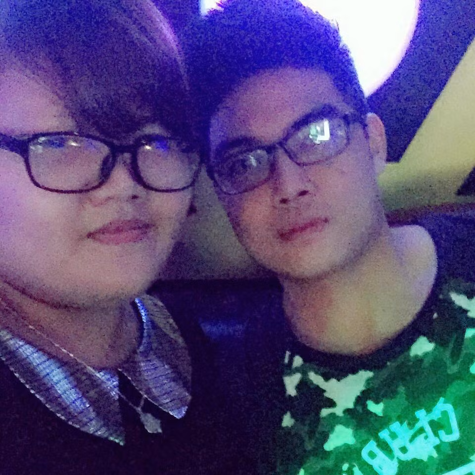 Cặp đôi luôn hài hước và hóm hỉnh khi chia sẻ những dòng trạng thái hay hình ảnh trên trang cá nhân và đón nhận được sự quan tâm rất lớn của dân mạng.