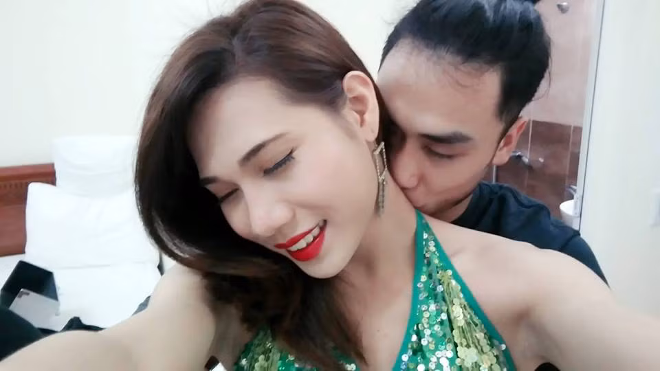 Khoảng một năm lại đây La Lam mới dám công khai giới tính thật và anh chàng Lò Đức Thọ ngày nào đã lựa chọn nghệ danh là La Lam như một cái tên đúng với bản chất con người mình. Sau khi quyết tâm thực hiện ý định đó, La Lam bắt đầu nuôi tóc dài, diện trang phục con gái.