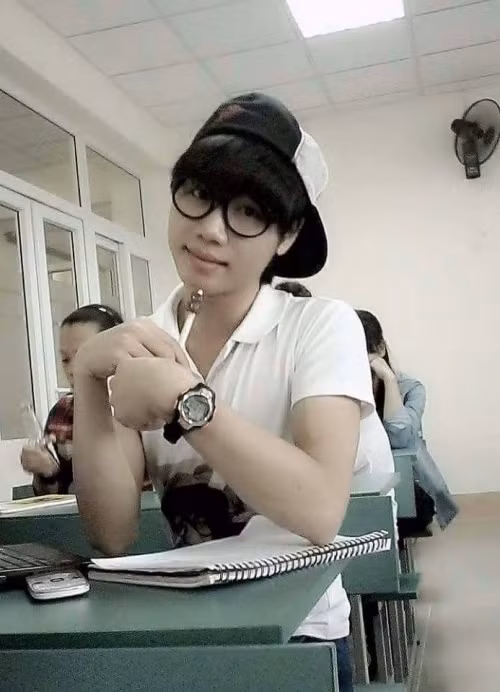 Bắt đầu khi học cấp 2, La Lam có những rung cảm đầu đời thì "cô bạn" mới nhận ra giới tính thực sự của mình.