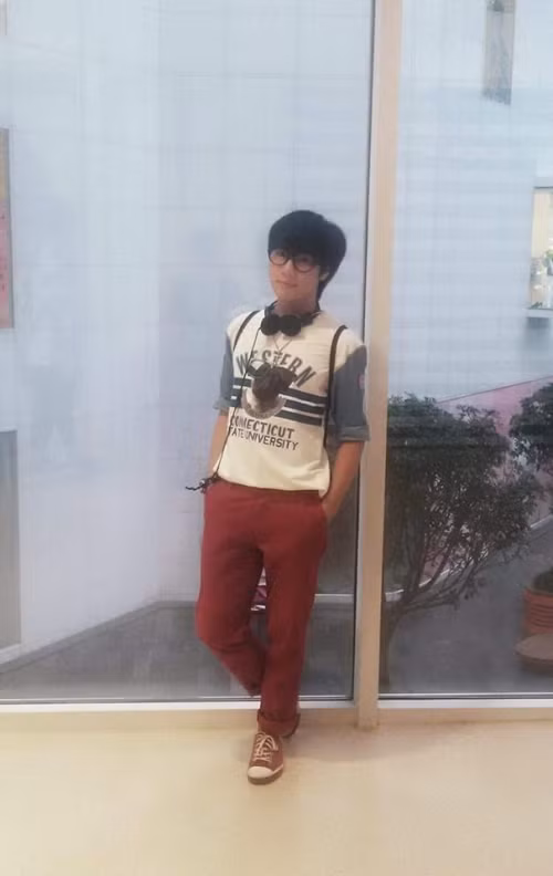 Nhiều người sẽ phải kinh ngạc khi biết đây là dung mạo của Hoa khôi chuyển giới, La Lam trước khi chuyển giới. Thời điểm đó, mọi người biết đến La Lam dưới cái tên Lò Đức Thọ (sinh năm 1995) người dân tộc Thái quê Yên Bái.