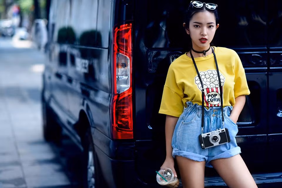 Để có được những bức ảnh chất và chuyên nghiệp như thế này, Châu Bùi cũng cần nhờ đến bàn tay của các cộng sự đắc lực, đó là những stylist, chuyên viên trang điểm, đặc biệt là các nhiếp ảnh gia trẻ tuổi, đầy tài năng vốn là những người bạn rất thân thiết của cô.