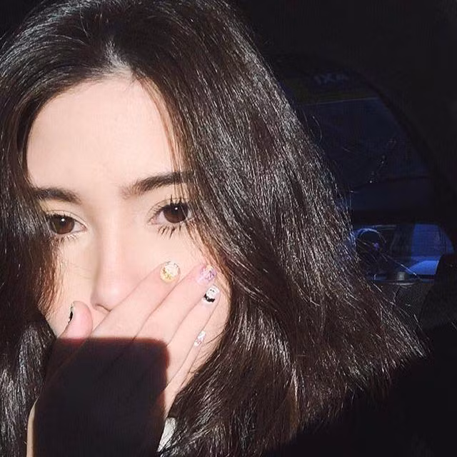 Cô nàng Nguyễn Thạch Anh, sinh năm 1999, đang gây sốt trong cộng đồng mạng nhờ gương mặt xinh đẹp và chiều cao vượt trội 1m65. Khá nhiều người nhận xét hot girl 9X có vẻ đẹp giống hệt các mỹ nữ Thái Lan. Thạch Anh hiện đang học lớp 12 tại trường THPT Trần Phú, Chí Linh, Hải Dương.