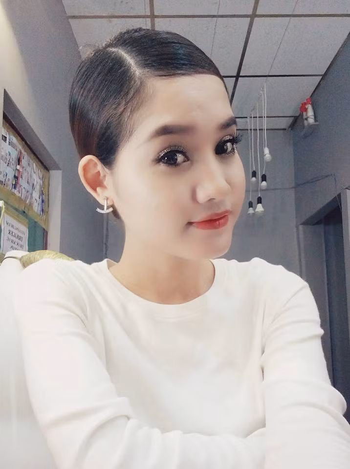 Để có thân hình như hiện tại, chắc chắn July đã phải rèn luyện chế độ ăn uống và tập luyện nghiêm khắc. Có người nhận xét, vòng eo của July nếu đặt lên bàn cân so sánh cũng chẳng thua gì Ngọc Trinh.