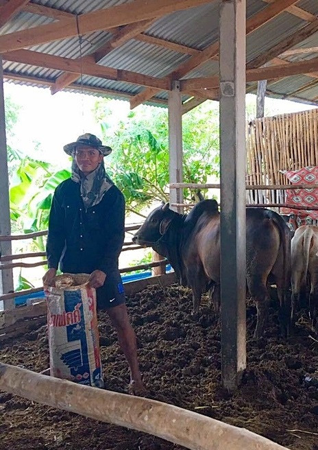 Quá "bí" trong việc tìm danh tính thật của chàng nông dân này, nhiều dân mạng đã buông lời chỉ trích người chia sẻ loạt ảnh này và cho rằng đây chẳng khác nào một trò vô bổ, nhằm thu hút sự chú ý của người khác, câu like, câu view cho bản thân.