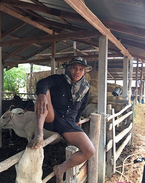 "Dẹp trò thách đố này đi, chẳng có gì đặc biệt cả, anh ta chỉ là một người nông dân bình thường thôi!", "Người ta đã làm lụng vất vả rồi còn đăng ảnh lên mạng làm gì để quấy rầy, ảnh hưởng đến cuộc sống của người ta"... đó là một số bình luận mang ý chỉ trích của một bộ phận dân mạng Thái Lan xoay quanh loạt ảnh đang gây xôn xao này. Tuy nhiên, vẫn có những dân mạng kiên trì, theo đuổi việc tìm kiếm thông tin về chàng nông dân này đến cùng để rồi sau đó họ phát hiện ra một sự thật gây choáng.