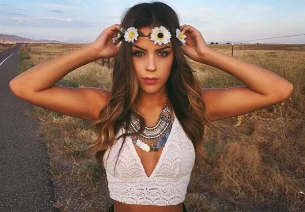 Cô nàng 17 tuổi này hiện đang có cho mình một lượng fan khủng trên khắp các trang mạng xã hội cũng như Youtube. Trang Instagram của Tessa tính đến thời điểm hiện tại đã có gần 200k người theo dõi. Kênh YouTube hướng dẫn nhảy của Tessa luôn có hơn 7 triệu lượt xem.