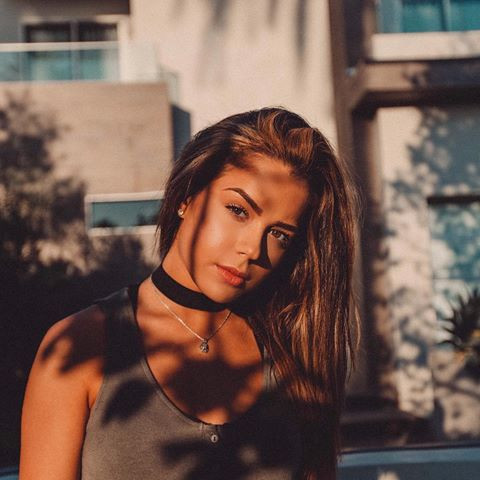 Tessa nổi tiếng khi còn khá nhỏ, cô nàng này là diễn viên và vũ công nhí của Kênh truyền hình Disney, cùng thời với ‘Nữ hoàng IG’ Selena Gomez và ‘Công chúa nhạc pop’ Demi Lovato. Cũng xinh đẹp và tài năng chẳng thua kém gì 2 cô bạn cùng thời, tuy nhiên Tessa lựa chọn nhảy để đốt cháy đam mê. Đến nay Tessa đã bỏ túi rất nhiều clip nhảy cover gây sốt mạng xã hội.