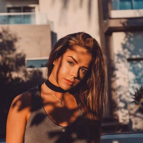 Tessa nổi tiếng khi còn khá nhỏ, cô nàng này là diễn viên và vũ công nhí của Kênh truyền hình Disney, cùng thời với ‘Nữ hoàng IG’ Selena Gomez và ‘Công chúa nhạc pop’ Demi Lovato. Cũng xinh đẹp và tài năng chẳng thua kém gì 2 cô bạn cùng thời, tuy nhiên Tessa lựa chọn nhảy để đốt cháy đam mê. Đến nay Tessa đã bỏ túi rất nhiều clip nhảy cover gây sốt mạng xã hội.