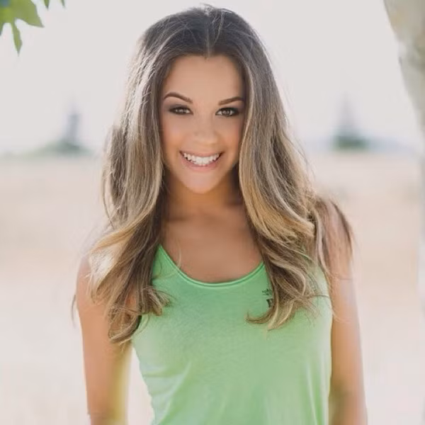 Và nụ cười ngọt ngào, gây thương nhớ.