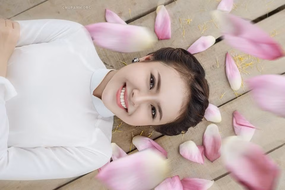 Ở Huyền Trang có một đặc điểm thu hút người đối diện đó là nụ cười tươi tắn, ngọt ngào. Cô nàng được nhận xét là có nhiều nét rất giống ngọc nữ, diễn viên Tăng Thanh Hà.