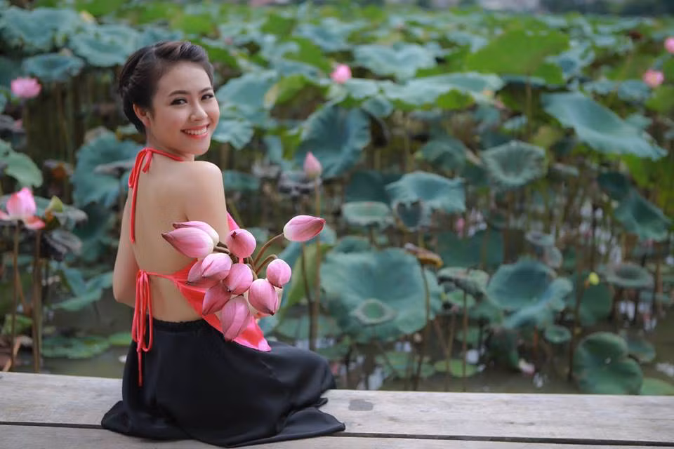 Tiết lộ về sở thích cá nhân, Huyền Trang cho biết, cô thích được đi du lịch nhiều nơi, nghe nhạc buồn lúc trời mưa, hát trong lúc tắm...