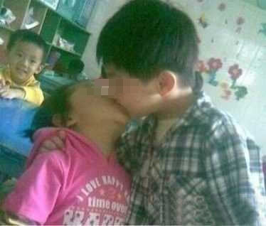 Thậm chí nhiều "cảnh nóng" của học sinh Trung Quốc còn diễn ra ngay trong lớp học và người chụp ảnh bị tình nghi là các giáo viên, người lớn tuổi hơn. Suy nghĩ lệch lạc đã khiến họ có nhiều hành động rất khó chấp nhận, không những không dạy dỗ, chỉ bảo cho các em nhỏ những điều hay lẽ phải mà còn cổ xúy, khuyến khích các em làm những hành động không phù hợp với lứa tuổi của mình.