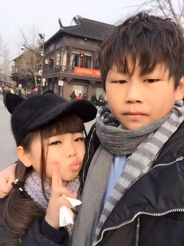 Tuy nhiên, một vài người tinh ý đã phát hiện ra tất cả những thông tin được gán mác "sự thật" về cặp đôi này vẫn còn rất nhiều điểm đáng ngờ. Rất có thể đây thực sự là một vụ "tảo hôn" và cặp đôi trẻ con này đã đến với nhau trong sự "bất lực của pháp luật". Hiện tại, hai nhân vật chính trong vụ việc gây xôn xao trên đều chưa lên tiếng, thừa nhận bất cứ điều gì. Điều này càng làm tăng sự hoài nghi của một bộ phận dân mạng Trung Quốc trước những thông tin mà họ đọc được trong vài ngày gần đây.