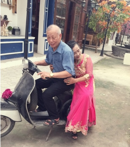 Dù không phải là những shoot ảnh cưới lung linh được photoshop cầu kỳ nhưng bộ ảnh cưới giản dị của cặp đôi U80 này khiến người xem có được nhiều xúc cảm khi xem. Hai cụ già người 82, người 76 tuổi như khi chụp ảnh họ như hồi xuân... Một chút ngượng ngùng khi hai cụ tạo dáng tình cảm bên nhau càng làm tăng độ chân thực của những bức ảnh để đời này.