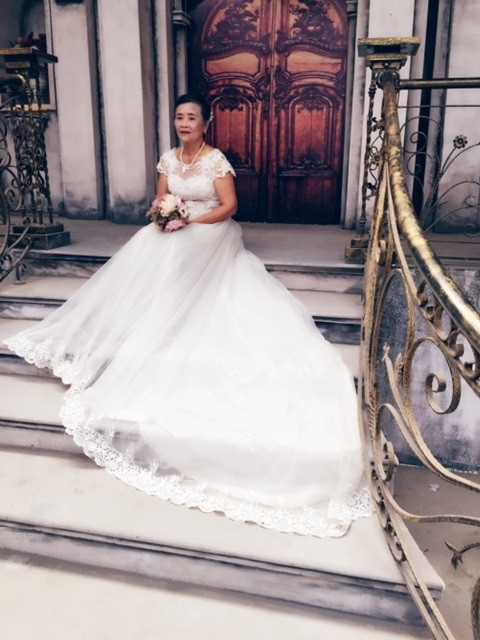 Được biết, chủ nhân của bộ ảnh cưới đặc biệt này là cụ ông Lý Thanh San (82 tuổi), cụ bà là Nguyễn Thị Như (76 tuổi) sống tại Lào Cai. Đây không phải là "lần đầu kết hôn" của hai cụ như nhiều dân mạng đồn đoán mà đơn giản, có được một bộ ảnh cưới là ước mơ còn dang dở, ấp ủ từ thời trẻ của hai cụ nhưng đến nay mới có dịp thực hiện.