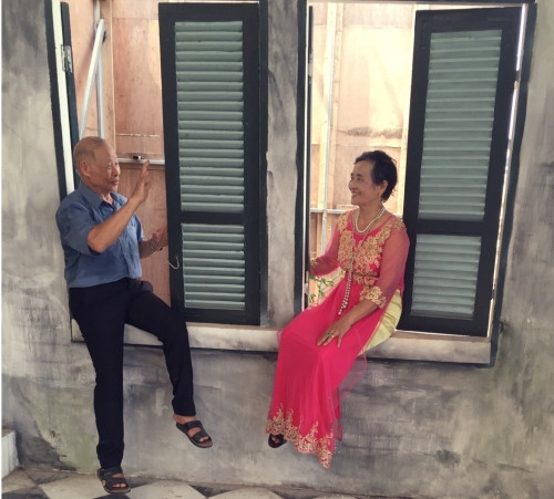 Lần này, với sự ủng hộ của các con, cháu trong nhà, hai cụ San và Như đã quyết tâm ăn vận thật đẹp, đến một phim trường để cùng nhau chụp lại ảnh cưới. Những khoảnh khắc đáng yêu của hai cụ trong hậu trường chụp ảnh được ghi lại và chia sẻ trên mạng xã hội khiến dân tình vô cùng thích thú, ngưỡng mộ với tình cảm của hai cụ.