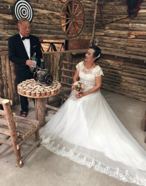 Một khoảnh khắc khá lãng mạn của cặp đôi cụ ông cụ bà U80 khiến nhiều bạn trẻ phải trầm trồ, ngưỡng mộ. Ảnh trong bài: Facebook.