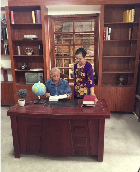 Trong bộ ảnh, cụ bà diện váy cưới bồng bềnh và thay vài bộ áo dài. Cụ ông lại diện áo vest, sơ mi rất "ra dáng" chú rể. Đều đã ở tuổi "xưa nay hiếm" nhưng khi xem những bức ảnh này, không ít dân mạng đã phải trầm trồ về sức khỏe, độ dẻo dai của hai cụ.