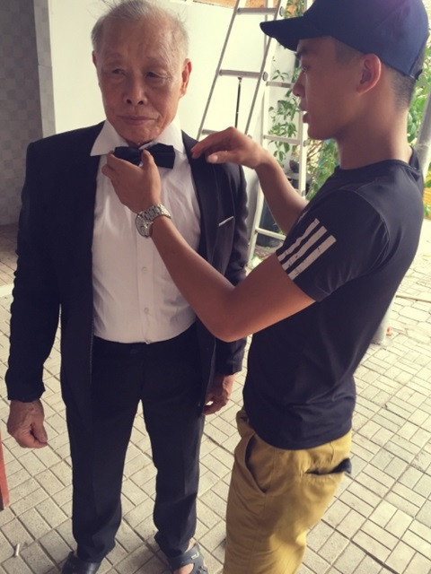 Cụ ông hơn 80 nhưng vẫn rất ra dáng "tân lang" trong bộ vest lịch lãm. Một điều đáng chú ý là vì lý do sức khỏe, cụ ông chỉ đi dép sandal mà không đi giày Tây... điều này tuy có hơi khác lạ nhưng cũng không gây ảnh hưởng lớn tới tổng thể bộ ảnh cưới này.