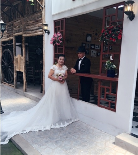 Sống với nhau hơn nửa thế kỷ, trải qua nhiều khó khăn vất vả để bươn trải với cuộc sống, sinh và nuôi dạy con cái trưởng thành, thành đạt, nhưng hai cụ San và Như lại chưa từng có dịp tận hưởng hạnh phúc lứa đôi thực sự. Chụp ảnh cưới là ý định ấp ủ từ rất lâu của hai cụ, nhưng do thời gian chưa hợp lý, tuổi đã già và cũng do xấu hổ nên hai cụ chưa được toại nguyện.