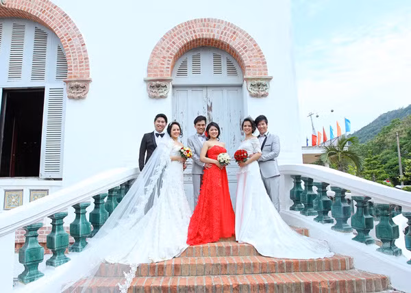 Ảnh cưới cũng được chụp chung ...