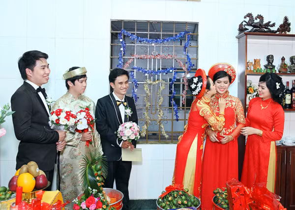 Trong khâu đón tiếp nhà trai đến rước dâu có một sự việc khá thú vị đó là bố cô dâu và phái đoàn tiếp đón nhà trai cũng bị cuống do phải cùng lúc tiếp đến 3 chàng rể nên mới xảy ra chuyện có tới 2 chú rể đi sau bị “quên” vì đoàn tiếp khách đã theo chú rể đầu đi vào nhà tự lúc nào. Rất may mắn là ngay sau đó, vị chủ hôn đã kịp thời sắp xếp lại cho đúng kế hoạch đã bàn bạc.