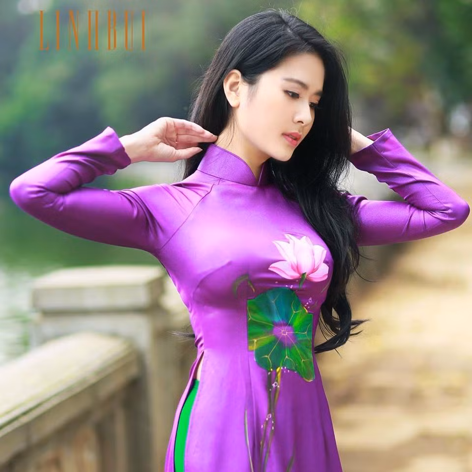 Hiện nay công việc kinh doanh của Á khôi khôi trường Ngoại giao rất thuận lợi, cô được giới chuyên môn và khách hàng đánh giá cao về các mẫu thiết kế đầm, áo dài độc, lạ mà vô cùng sang trọng, quý phái.