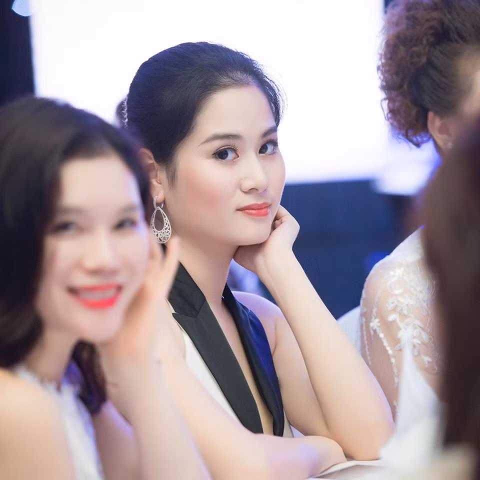 Phương Linh chuyên thiết kế và cung cấp đầm dạ hội cao cấp, năm vừa qua, thương hiệu thời trang của cô được chọn làm nhà tài trợ trang phục dạ hội cho cuộc thi Hoa hậu Việt Nam 2016. Theo tâm sự của bà chủ xinh đẹp Phương Linh về chuyện nghề, cô cho biết, thời gian đầu những sản phẩm của cô khá khó tiếp cận phân khúc thị trường ngách. Tuy nhiên, cô vẫn kiên trì theo đuổi và nỗ lực làm việc hết mình nên cũng đã vượt qua giai đoạn khó khăn.