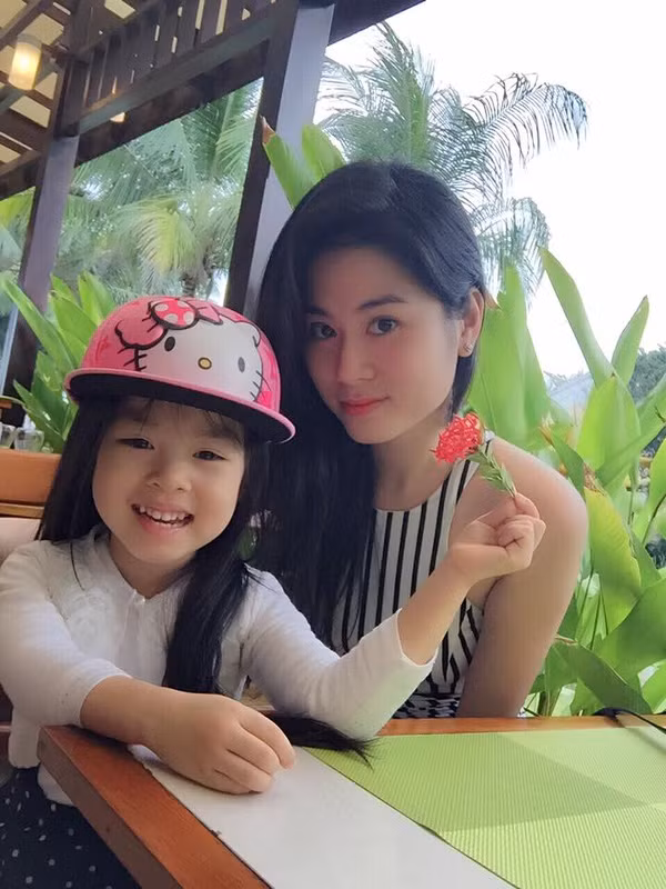 Cô con gái nhỏ dễ thương của nữ hoa khôi xinh đẹp...