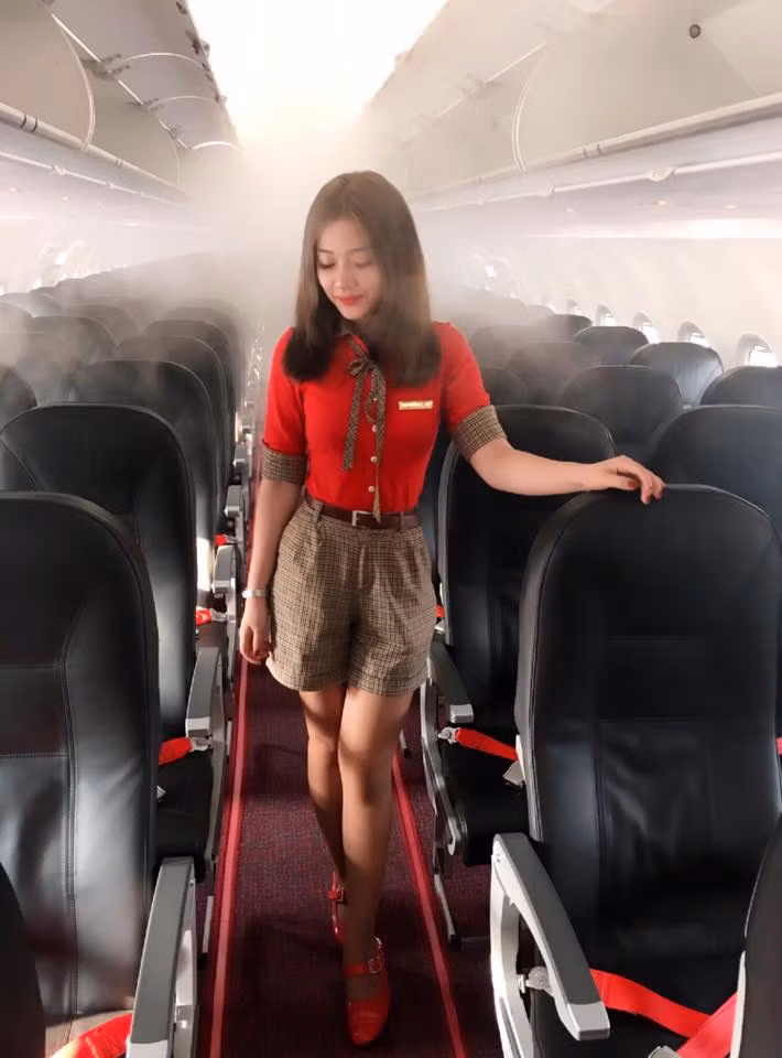 Với công việc mang nhiều tính đặc thù, lại thường là những người con gái xinh đẹp như hot girl, hoa hậu nên thời gian gần đây, rất nhiều nữ tiếp viên hàng không trở thành nhân vật được cư dân mạng, cộng đồng giới trẻ Việt quan tâm. Chỉ với vài bức ảnh, những nữ tiếp viên hàng không này đã khiến hàng chục nghìn dân mạng thích thú, say mê trước sắc đẹp và vẻ lôi cuốn trong bộ đồng phục bay. Nhiều tiếp viên hàng không nổi tiếng nhờ mạng xã hội, nhưng cũng có thể dễ dàng kể ra vài cái tên nổi bật nhất.