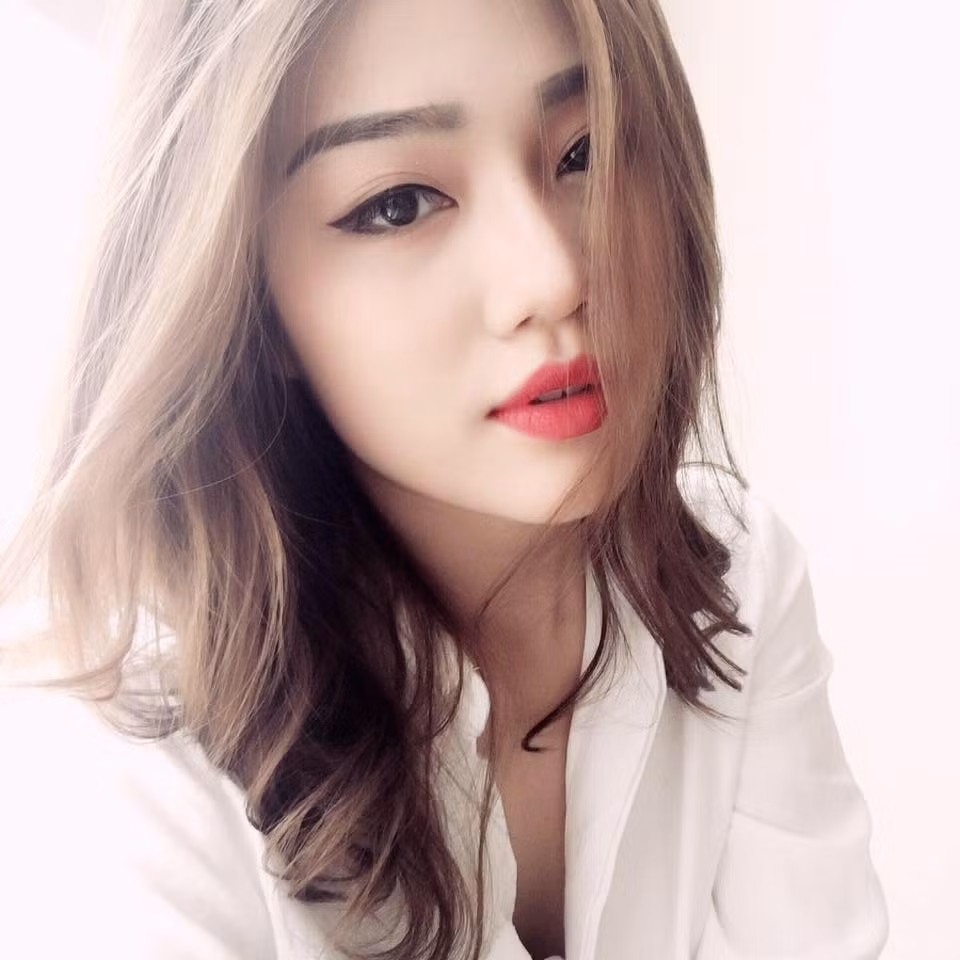 Tin đồn rằng, tối 18/4 vừa qua, Huyền My hình như xuất hiện trong bữa tiệc tổ chức tại một quán bar ở Sài Gòn của đại gia Phan Thành - người từng gây ồn ào chuyện tình cảm với hot girl Midu. Lý do có tin đồn này là ngày 19/4, Huyền My có đăng hình ảnh cô check-in cùng Ngọc Phượng tại quán bar trùng với nơi mà Phan Thành tổ chức sinh nhật. Ngọc Phượng chính là cô gái được cho là bị bắt gặp tại quán bar cùng Phan Thành và nhóm bạn.