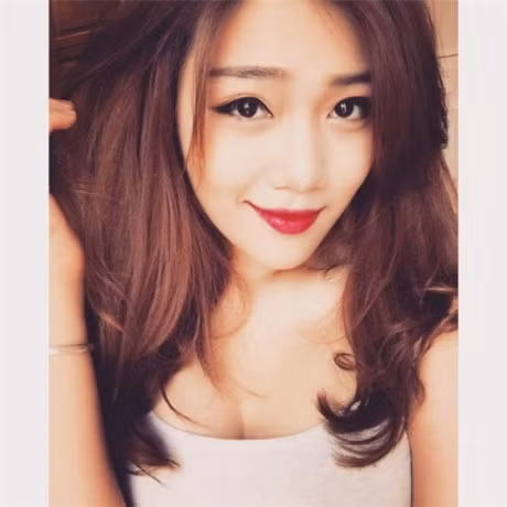 Ngoài công việc mang nhiều tính đặc thù là tiếp viên hàng không, luôn phải cố gắng phấn đấu, học hỏi từng ngày, từng giờ... Huyền My còn được cộng đồng mạng quan tâm khi cô là người bị đồn có liên quan tới một đại gia trẻ tuổi rất nổi tiếng.