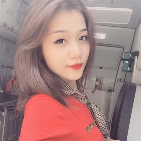 Và để chọn ra một cái tên nổi bật nhất trong khoảng 2-3 tháng gần đây, chắc chắn nữ tiếp viên Vietjet Air tên Huyền My là nhân vật được nhiều người quan tâm nhất. Không chỉ xinh đẹp, quyến rũ, Huyền My còn có nhiều câu chuyện đời thường thú vị, đặc biệt là những thông tin có liên quan đến nhiều nhân vật nổi tiếng khác. Chính những điều này đã tạo nên sức hút của cô.