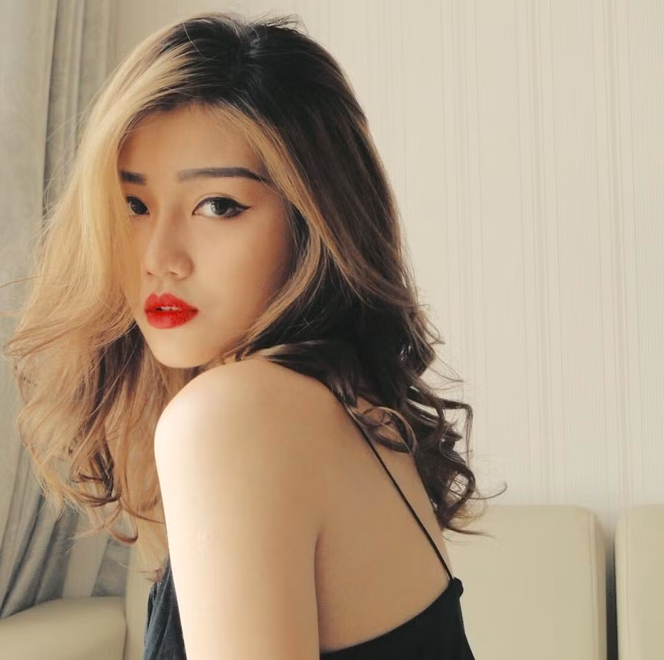 Ngoài những hình ảnh bắt mắt khi mặc đồng phục tiếp viên, chụp ảnh trên máy bay hoặc sân bay thu hút hàng nghìn lượt thích, Huyền My còn có cả kho ảnh đời thường, nơi cô phô diễn nhan sắc ấn tượng của mình. Ngoài đời, Huyền My là một cô gái rất hiện đại với phong cách thời trang thanh lịch, gợi cảm và cá tính dễ hớp hồn các đấng mày râu.