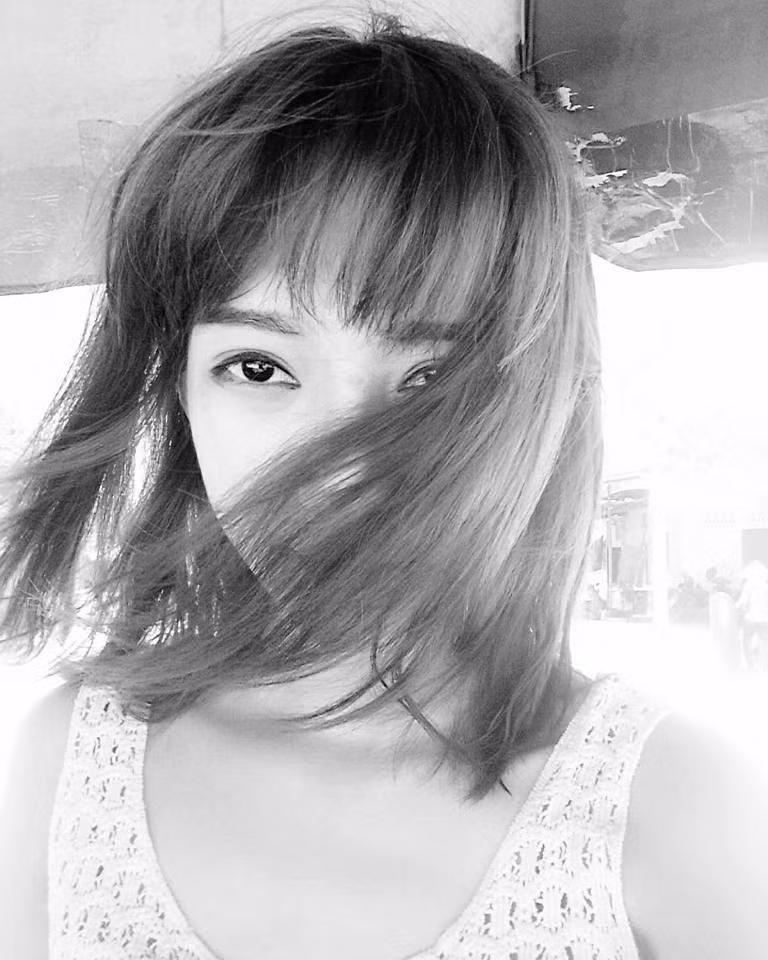 Nói về những sự thay đổi trên khuôn mặt và các ca phẫu thuật, Tuyết Nhung cho rằng chúng chẳng khác nào việc "đập mặt đi xây lại". Đó cũng là câu nói mà các bác sĩ đã bông đùa với Tuyết Nhung sau khi khám, kiểm tra và đề xuất các phương án làm thẩm mỹ cho cô nàng. So sánh những bức ảnh của Tuyết Nhung ở hiện tại và quá khứ cách đây khoảng 6 tháng cũng đủ để thấy sự ví von trên là hoàn toàn có lý.