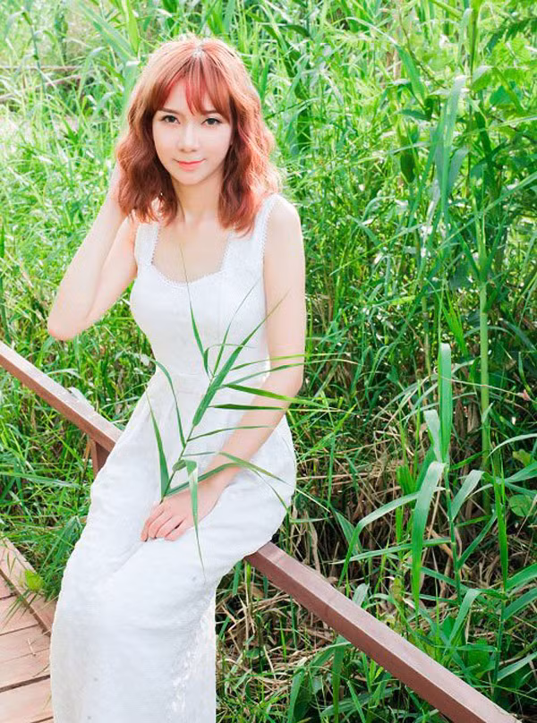 Những ca phẫu thuật chỉnh hàm hô, gọt hàm, hạ gò má, làm mũi, độn cằm, đã giúp khuôn mặt xấu xí trước kia của Tuyết Nhung có những nét thay đổi rõ rệt. Hiện tại 9X Nam Định đã có khuôn mặt chuẩn V-line mà hầu như mọi cô gái trẻ ngày nay đều mong muốn có được. Ca phẫu thuật lấy mỡ bọng mắt sau đó cũng giúp "cửa sổ tâm hồn" của Tuyết Nhung trở nên to, đẹp và cuốn hút hơn.