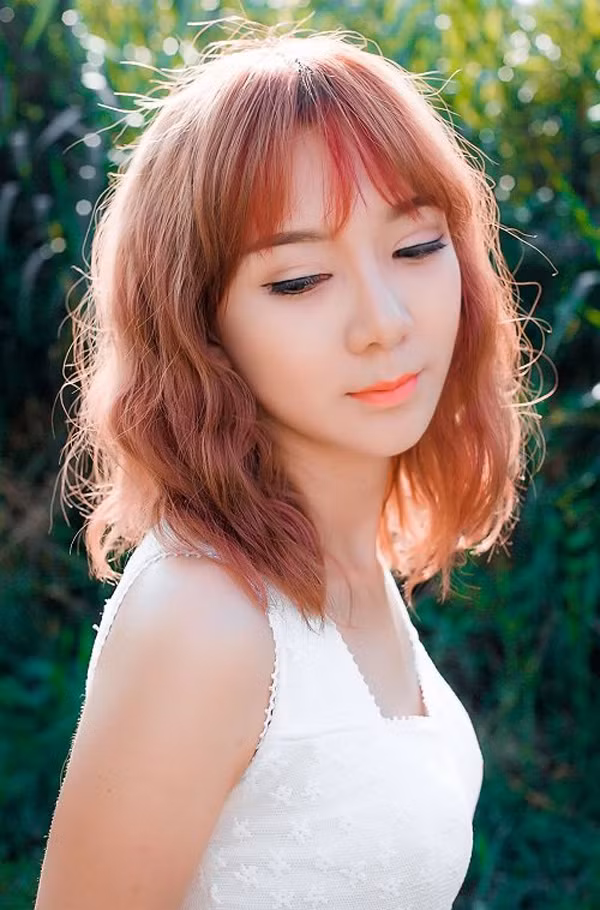 Chuyện phẫu thuật thẩm mỹ đã không còn là điều gì đó quá xa lạ, gây ngạc nhiên với các bạn trẻ hiện nay, tuy nhiên để "đập mặt đi xây lại" như Tuyết Nhung không phải cô gái nào cũng có đủ can đảm để thực hiện. Sự cố gắng, nghị lực và khát khao thay đổi cuộc sống dường như đã tiếp sức thêm cho cô gái Nam Định xấu xí ngày nào vượt qua mọi khó khăn để được vui vẻ, hãnh diện với bản thân mình như ngày hôm nay. Ảnh trong bài: Facebook nhân vật.