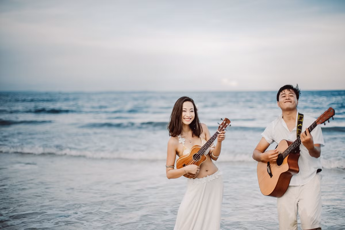 Cô dâu, chú rể mặc trang phục và sử dụng những đạo cụ mang nhiều nét đặc trưng, liên quan mật thiết tới niềm đam mê của mình.