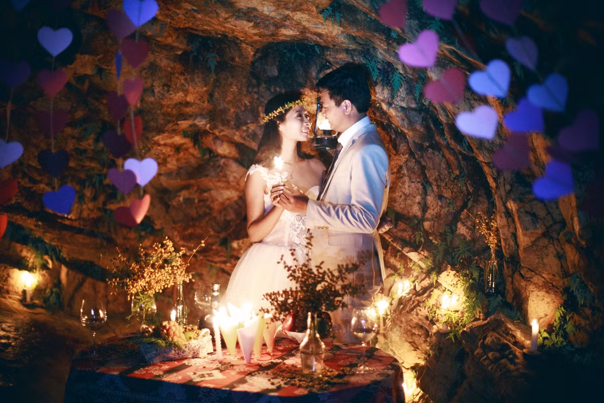 "Chính vì một tình yêu quá chất như thế nên sự tự nhiên họ thể hiện bên nhau cũng chính là điểm đặc sắc nhất mà tôi muốn đưa vào bộ ảnh cưới bởi với tôi, sự chân thực và mộc mạc luôn là điều tuyệt vời khi thể hiện cảm xúc lứa đôi”.