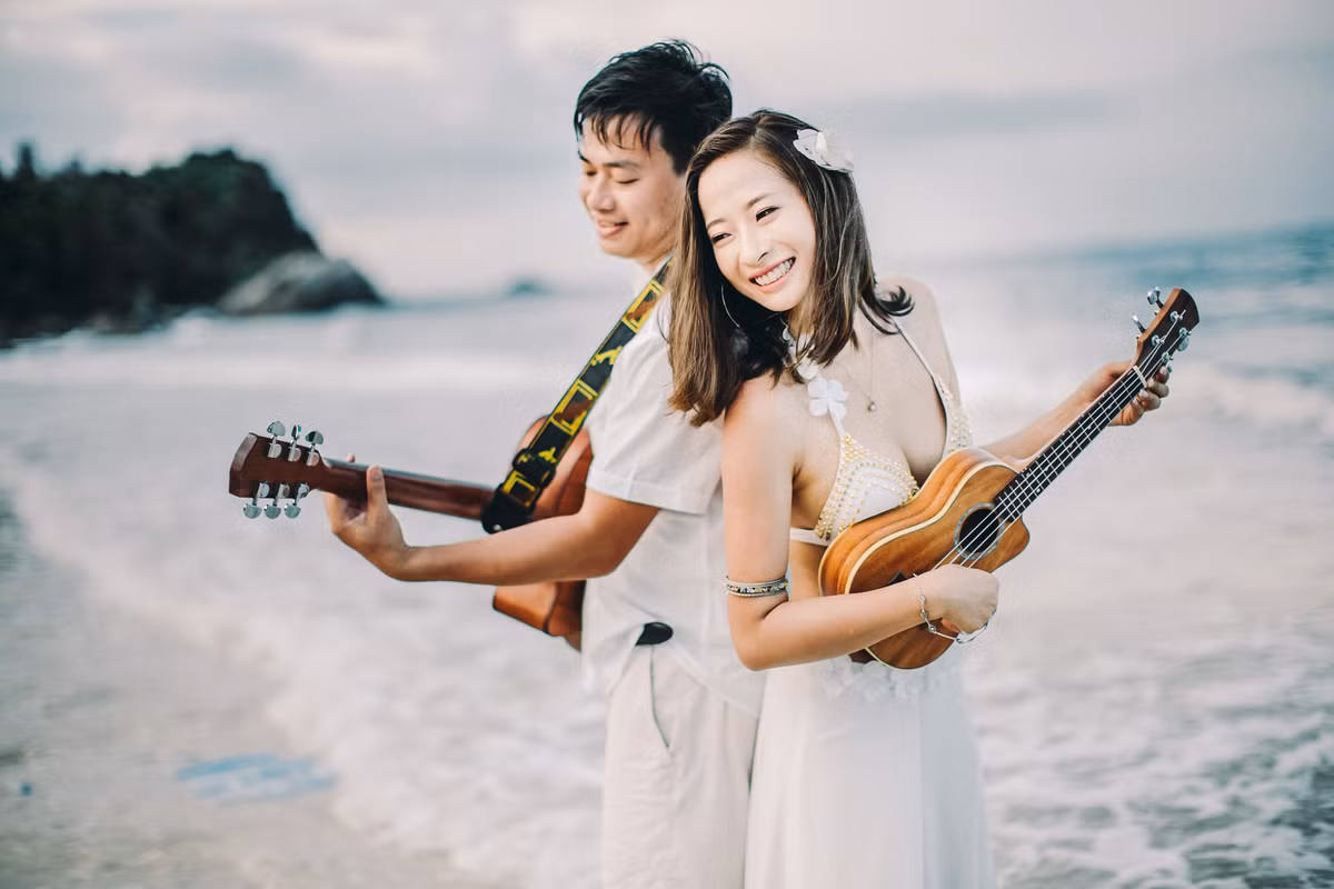 Nếu như Ngọc Linh sử dụng chiếc trống với họa tiết đầy chất nghệ sĩ thì Quỳnh Trang lại diện bộ trang phục mà vừa nhìn, người ta đã có thể nhận ra cô là vũ công múa bụng.