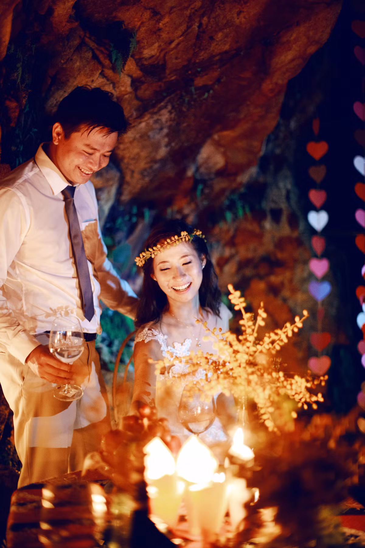 Ánh nến lung linh, những ánh mắt, nụ cười tràn ngập hạnh phúc của cô dâu, chú rể tạo nên sự ấn tượng cho từng bức ảnh. Ảnh trong bài: Hải Lê Cao.