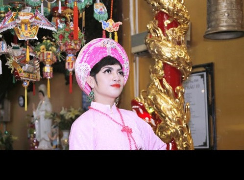 Những người trong giới, có kiến thức về hầu đồng khi chứng kiến, theo dõi Hà Văn May làm việc hầu đồng hoặc nhập linh đều đánh giá cậu rất... "đẹp". Không chỉ hầu đồng đẹp, nổi tiếng khi được mời đi nhiều tỉnh thành khác nhau làm việc, Hà Văn May còn là người có công đưa nghi lễ hầu đồng, chầu văn tới quảng bá ở nhiều nơi trên thế giới như: Thái Lan, Campuchia, Hồng Kông…