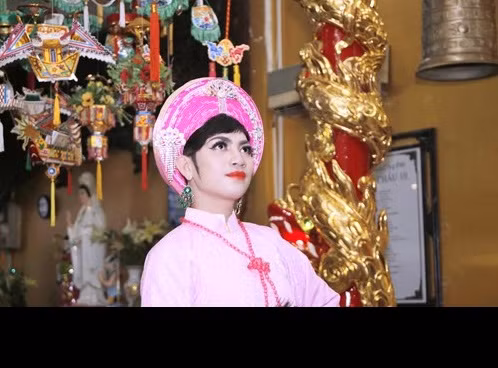 Những người trong giới, có kiến thức về hầu đồng khi chứng kiến, theo dõi Hà Văn May làm việc hầu đồng hoặc nhập linh đều đánh giá cậu rất... "đẹp". Không chỉ hầu đồng đẹp, nổi tiếng khi được mời đi nhiều tỉnh thành khác nhau làm việc, Hà Văn May còn là người có công đưa nghi lễ hầu đồng, chầu văn tới quảng bá ở nhiều nơi trên thế giới như: Thái Lan, Campuchia, Hồng Kông…