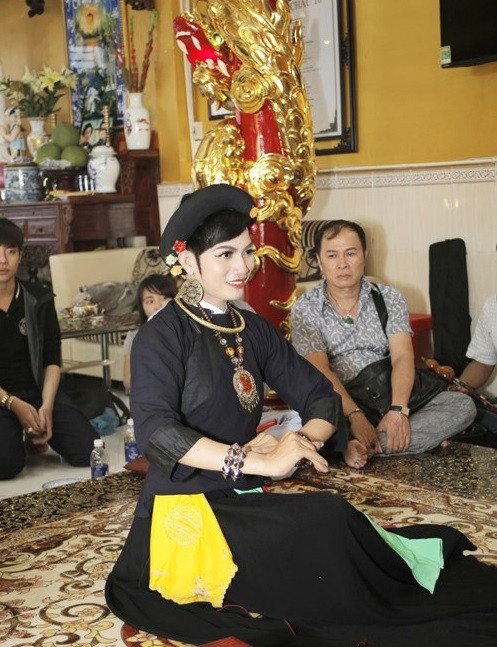 Hà Văn May sinh ra và lớn lên tại xã Đông Thanh, huyện Đông Sơn, tỉnh Thanh Hóa. Cũng từng mang ước mơ sẽ trở thành kỹ sư, bác sĩ, kiến trúc sư như nhiều chàng trai khác, nhưng nhờ một cái duyên, nhờ có "căn đồng" và được lựa chọn nên Hà Văn May đã đến với công việc hầu đồng một cách đầy bất ngờ. Sinh năm 1990, đến nay Hà Văn May đã có hơn 12 năm gắn bó với sự nghiệp hầu đồng với hoạt động ở nhiều tỉnh thành trên khắp cả nước.