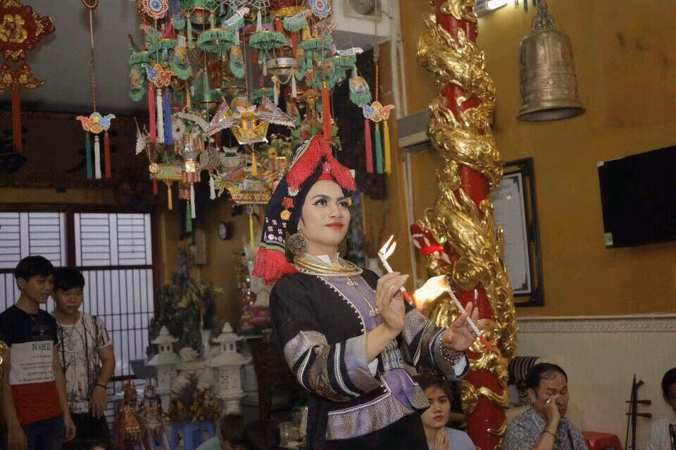 Việc hầu đồng bị nhiều người Việt Nam đánh đồng với mê tín dị đoan xảy ra là do một số người làm công việc này đã tự "thần thánh hóa" bản thân, lợi dụng hoạt động hầu đồng để chuộc lợi cho cá nhân, "chặt chém" các đệ tử, làm thay đổi ý nghĩa của hoạt động vốn có bản chất tốt đẹp, mang lại may mắn, bình an cho mọi người.