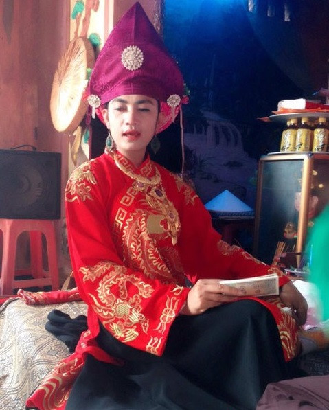 Nhiều người vốn có ác cảm với những cô, cậu đồng, người làm công việc thờ phụng thánh phật, bởi việc làm của họ thường bị hiểu nhầm, bị đánh đồng với mê tín dị đoan. Tuy nhiên, nếu có cơ hội được gặp gỡ hoặc tìm hiểu về thanh đồng 9X Thanh Hóa tên Hà Văn May, có thể những ý nghĩ này sẽ được thay đổi phần nào. Hà Văn May đã là cái tên quá nổi tiếng trong giới hầu đồng, cậu không chỉ có nhiều đóng góp cho xã hội mà còn được nhận nhiều giải thưởng về văn hóa có tầm cỡ.