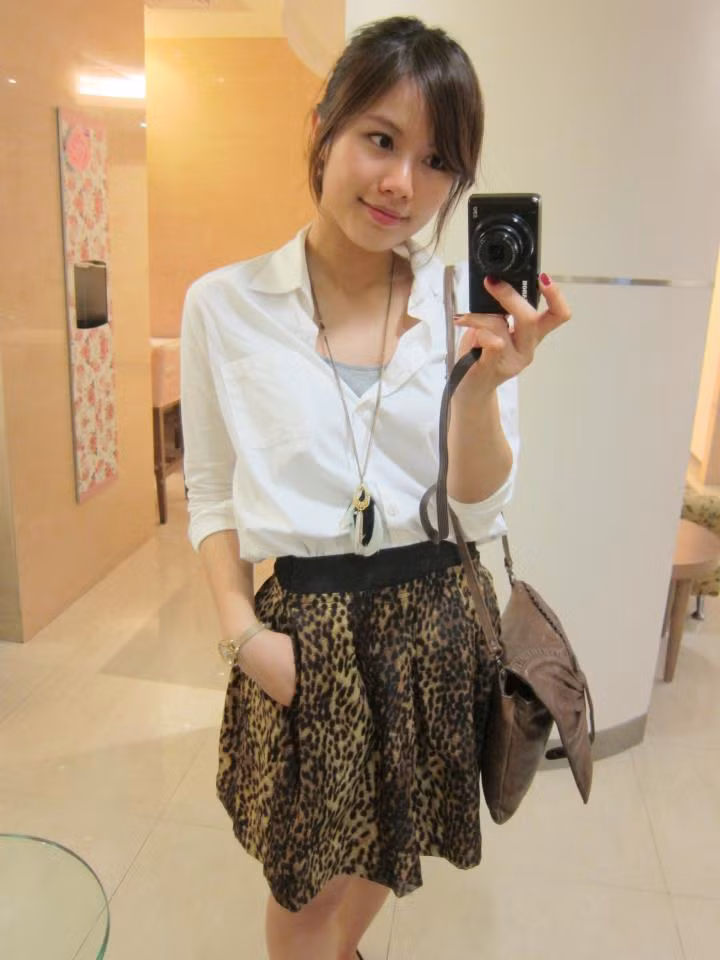 Dường như việc Pamela Fang thường xuyên khoe những bức ảnh cô chụp ở nhiều địa điểm đẹp trên khắp các quốc gia khác nhau đã khiến nhiều người lầm tưởng về gia thế, khả năng kiếm tiền của cô. Theo xác nhận của chính Pamela Fang trên trang Daliulian, cô hoàn toàn không phải con của đại gia hay chủ tịch tập đoàn nổi tiếng nào đó mà một số trang mạng đã đăng thông tin từ trước.