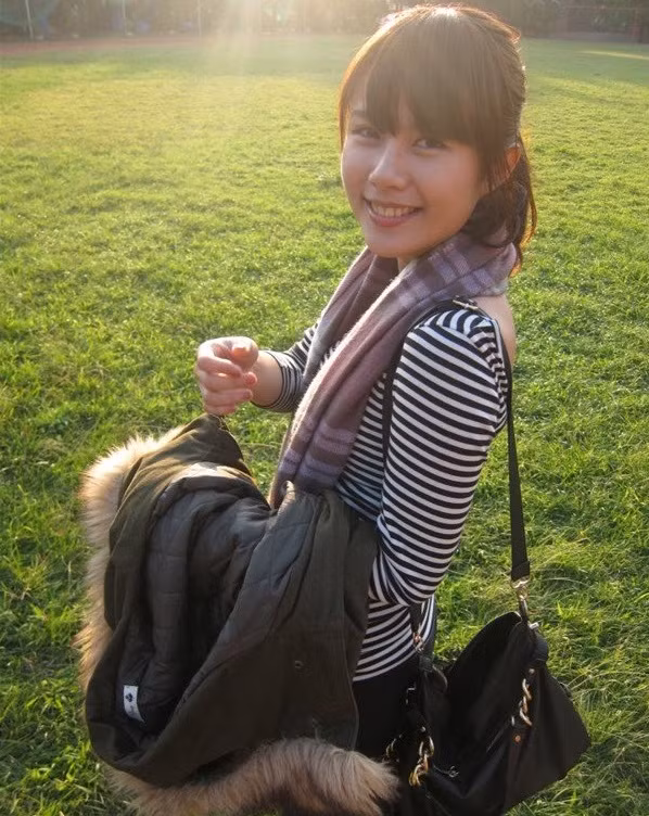 Thực chất, Pamela Fang hiện đang làm việc cho hãng hàng không Eva Air - một hãng hàng không Đài Loan, Trung Quốc có trụ sở tại Sân bay quốc tế Đào Viên Đài Loan gần Đài Bắc, Đài Loan, Trung Quốc, hoạt động vận chuyển hành khách và hàng hóa đến các điểm tại châu Á, Australia, New Zealand, châu Âu và Bắc Mỹ. Cô nàng này sinh năm 1991 và đã làm công việc tiếp viên được 2 năm.